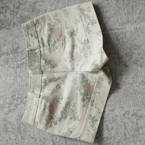 XS - Light Floral Shorts - Urban Behavior - Picture 2 of 5